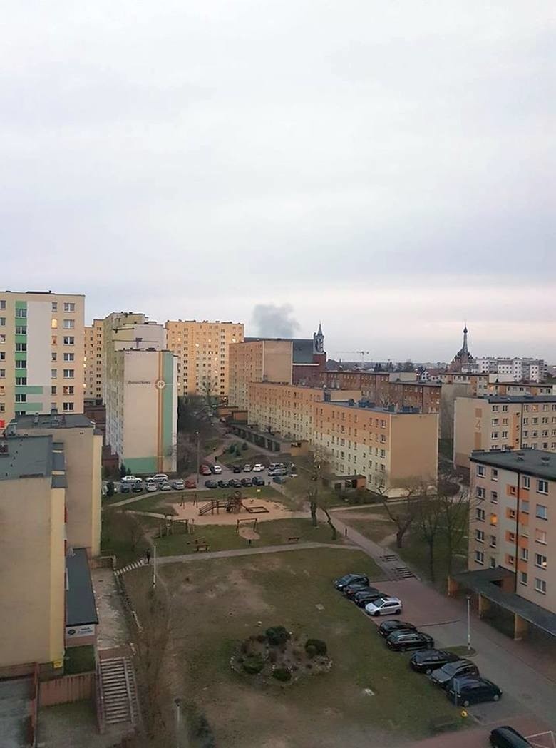 Białystok: Pożar opuszczonego mieszkania przy ul. Wiejskiej. Kłęby dymu i ognia pięły się w górę [ZDJĘCIA]