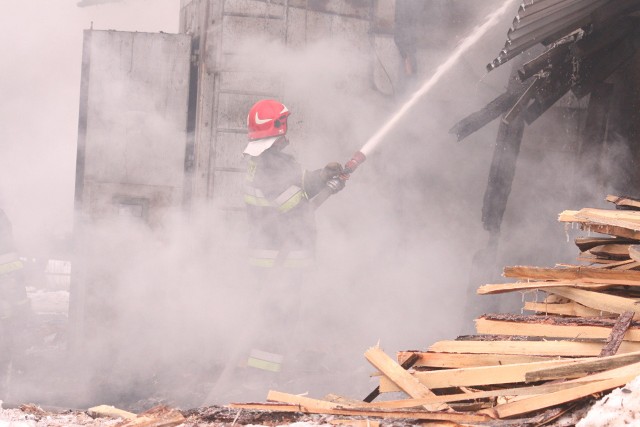 Do tragicznego w skutkach pożaru doszło we wtorek (1.11) w miejscowości Książki w powiecie wąbrzeskim. Strażacy w zgliszczach domu znaleźli zwęglone zwłoki mężczyzny.