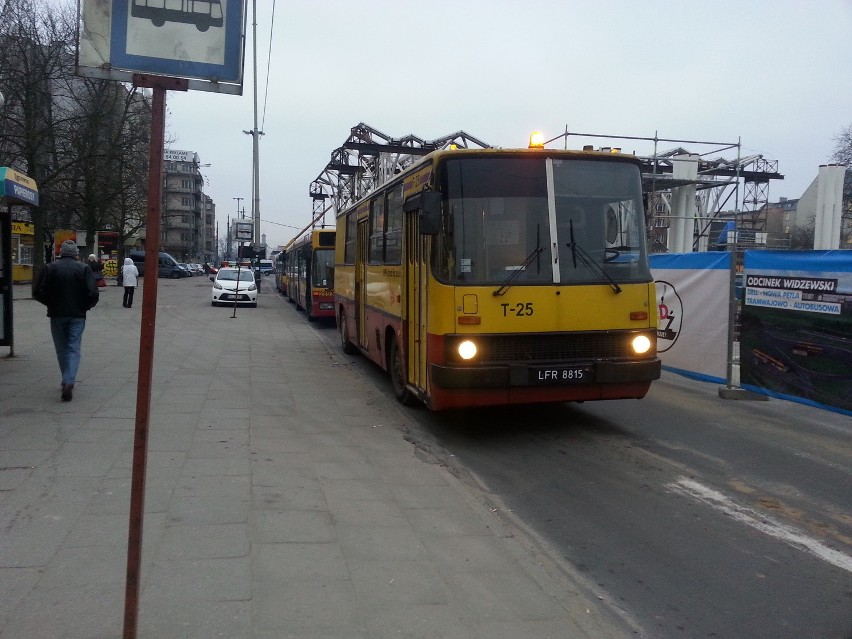 Awaria MPK na Mickiewicza. Zepsuty autobus zablokował ruch w stronę Widzewa [ZDJĘCIA]