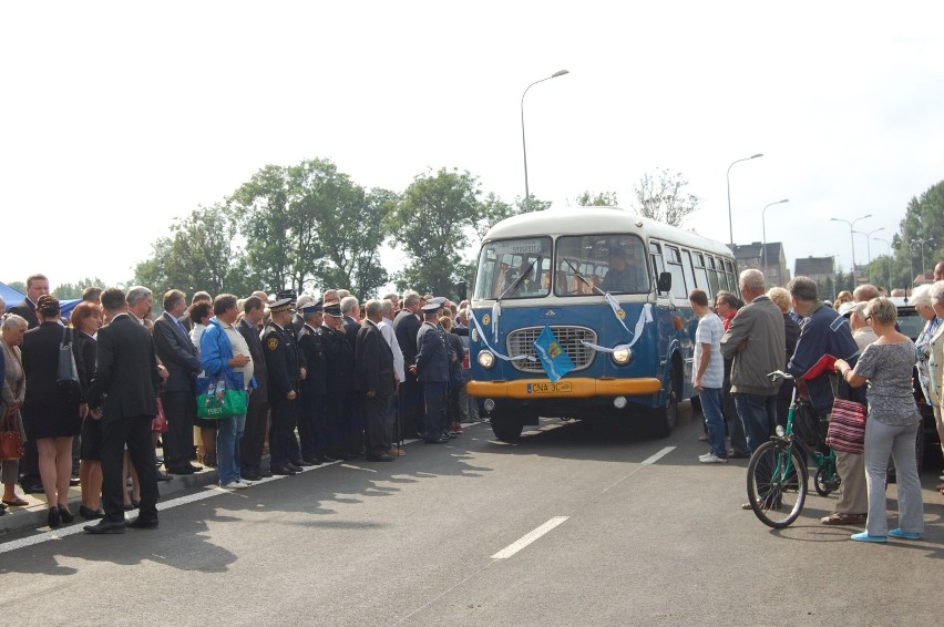 Chętni przejechać mogli nowe obejście zabytkowym autobusem z...