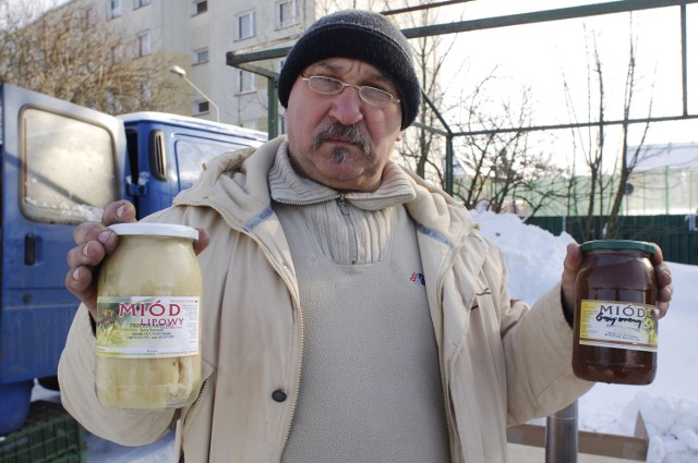 Jerzy Bartczak z Bukówka sprzedaje miód z własnej pasieki.