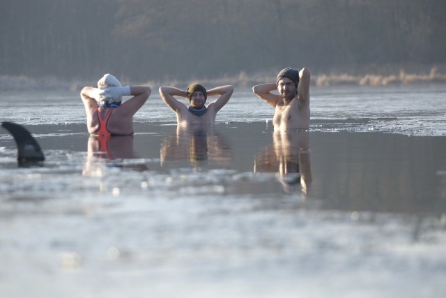 Niska temperatura powietrza nie przeszkodziła kilkunastu poznaniakom wykąpać się w sylwestrowe przedpołudnie w jeziorze Rusałka.Kolejne zdjęcie --->
