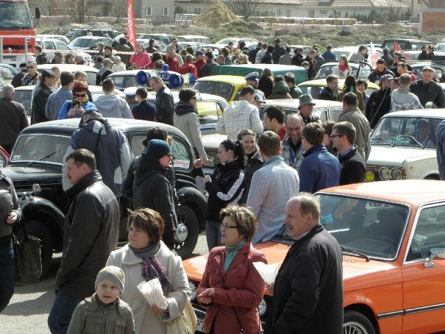 Zabytkowe pojazdy podziwiały setki mieszkańców regionu