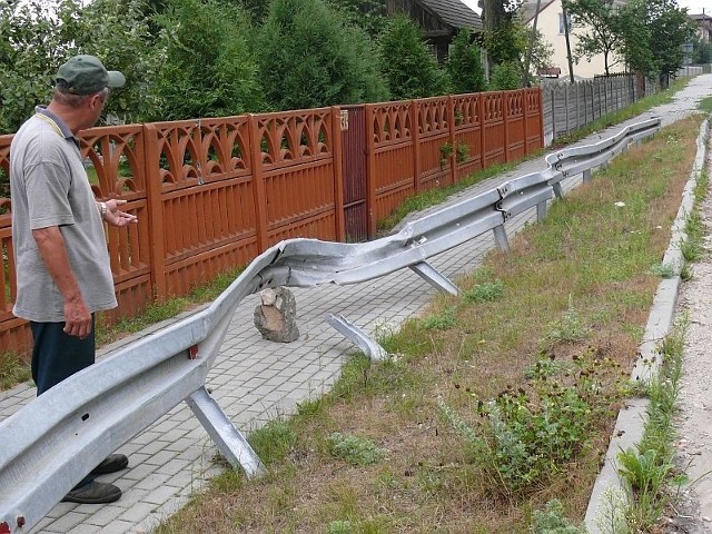 Od zimy zarządca drogi powiatowej nie naprawił uszkodzonej barierki zabezpieczającej zakręt w Koziej Wsi &#8211; pokazuje sołtys wsi Ryszard Arkit.