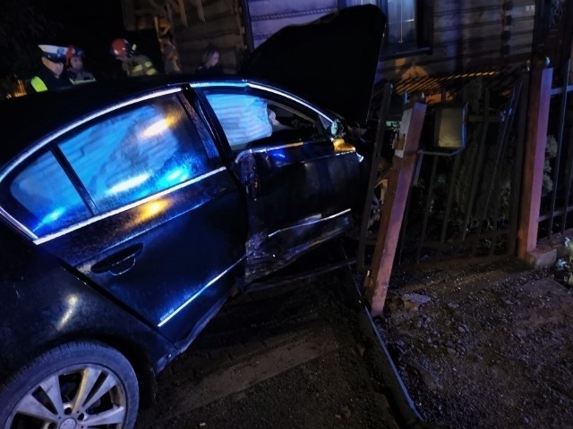 Policjanci pracowali na miejscu zdarzenia drogowego, do którego doszło w nocy, na ul. Lwowskiej w Przeworsku. Funkcjonariusze ustalili, że kierujący volkswagenem passatem, 46-letni mieszkaniec powiatu łańcuckiego, stracił panowanie nad prowadzonym pojazdem, w wyniku czego uderzył w latarnię oraz ogrodzenie posesji.Do szpitala trafiła 46-letnia pasażerka pojazdu. Badanie na zawartość alkoholu pokazało, że kierujący był trzeźwy. Za spowodowanie kolizji drogowej kierowca passata został ukarany mandatem.