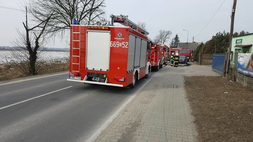 Pożar domu w Lubomi - strażacy gaszą dach budynku przy Granicznej ZDJĘCIA