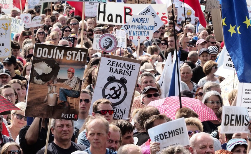 Czechy: Największe demonstracje od czasu upadku komunizmu [ZDJĘCIA] 250 tys. protestujących na ulicach Pragi