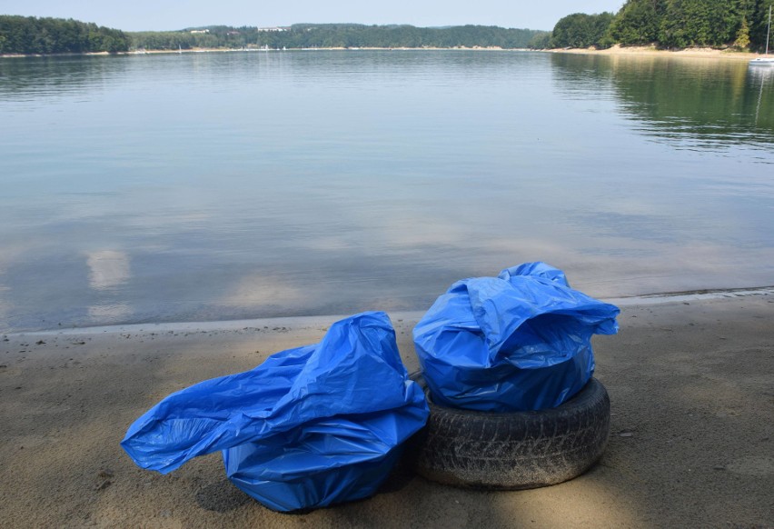Na brzegach Jeziora Solińskiego zalegają śmieci. Służby ratownicze postanowiły dać przykład turystom i posprzątały po nich [ZDJĘCIA]
