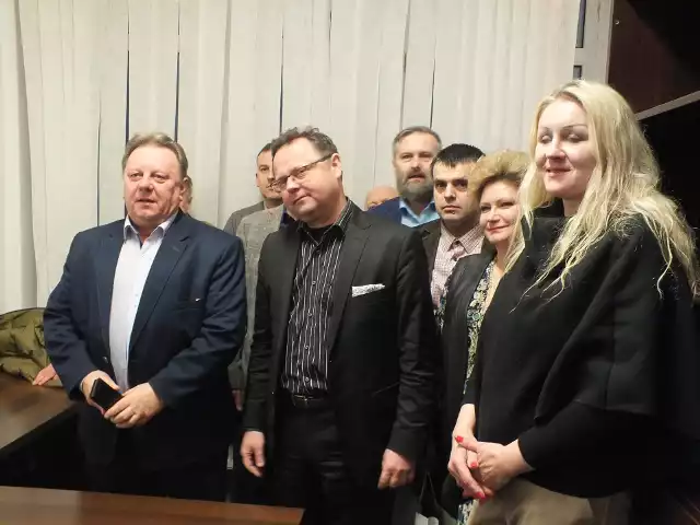 Działacze starachowickiej lewicy na otwarciu biura Andrzeja Szejny w Starachowicach