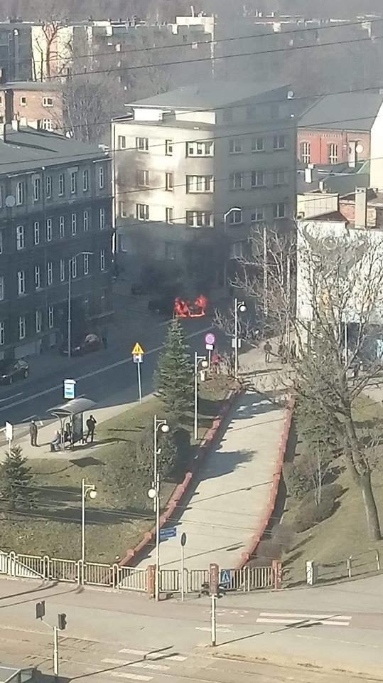 Pożar samochodu w Katowicach Dąb. Na miejscu działają strażacy