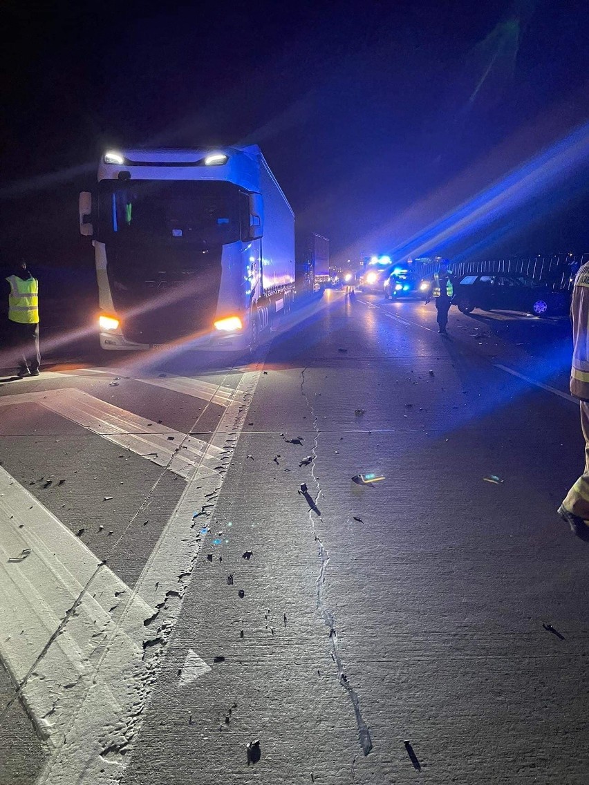 Zderzenie dwóch samochodów na A4 w kierunku Legnicy. Nocna...