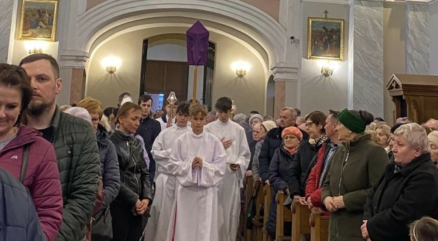 Wielki Czwartek w parafii Wniebowzięcia Najświętszej Maryi Panny we Włoszczowie. Więcej na następnych zdjęciach >>>