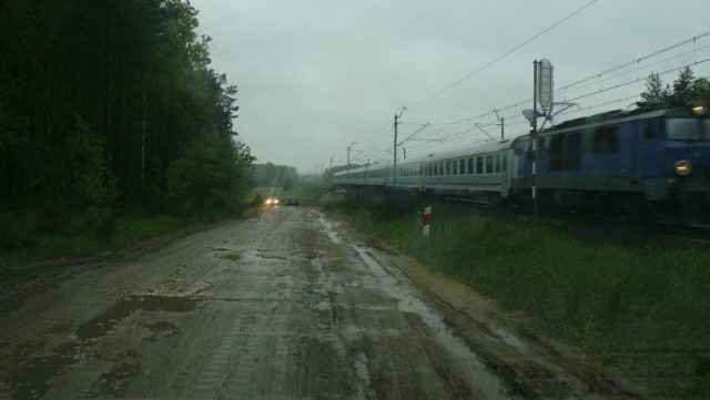 Przykład nowoczesności i zacofania &#8211; pociąg Intercity jedzie wzdłuż dziurawej drogi kolejowej.