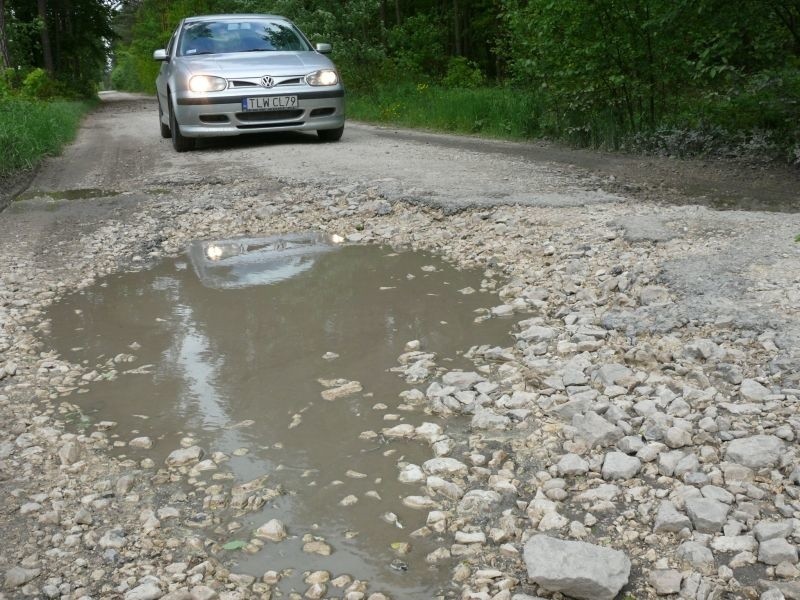 Taką drogą powiatową z Kątów do Ludwinowa zorganizowano...