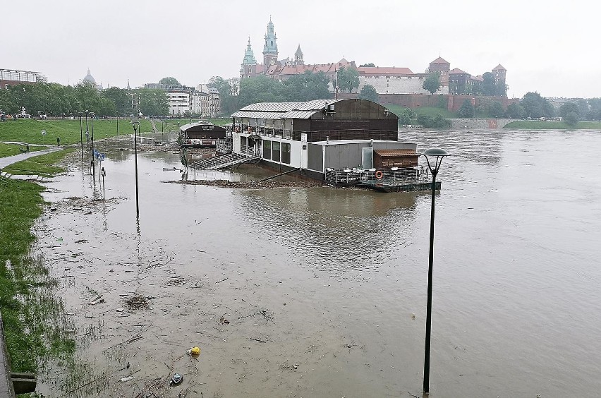 Kraków. Tragiczny stan Bulwarów Wiślanych po przejściu fali kulminacyjnej [ZDJĘCIA]