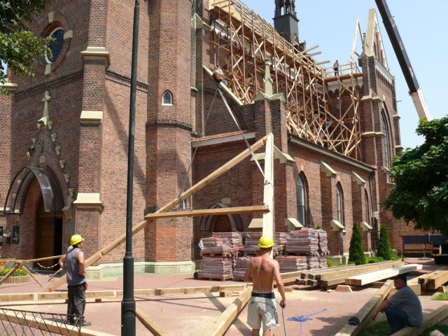 Prace przy wymianie dachu na kościele Matki Bożej Szkaplerznej w Stalowej Woli.