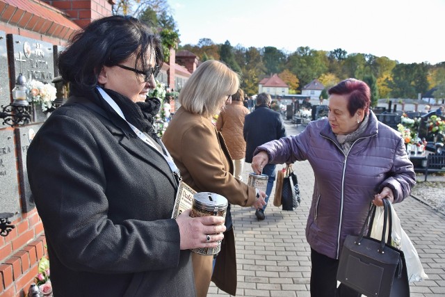 W kwestowaniu pomagali radni, działacze społeczni, uczniowie, harcerze  -ludzie dobrej woli