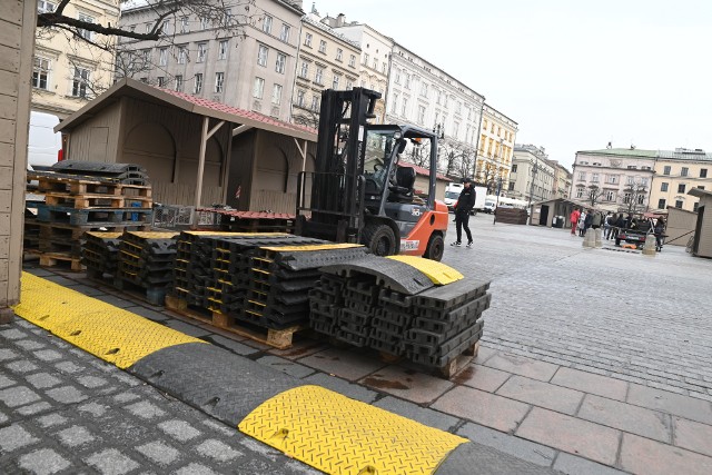 Na Rynku Głównym w Krakowie trwają przygotowania do jarmarku wielkanocnego 2023. Targi rozpoczną się 30 marca i będą trwały do 10 kwietnia.