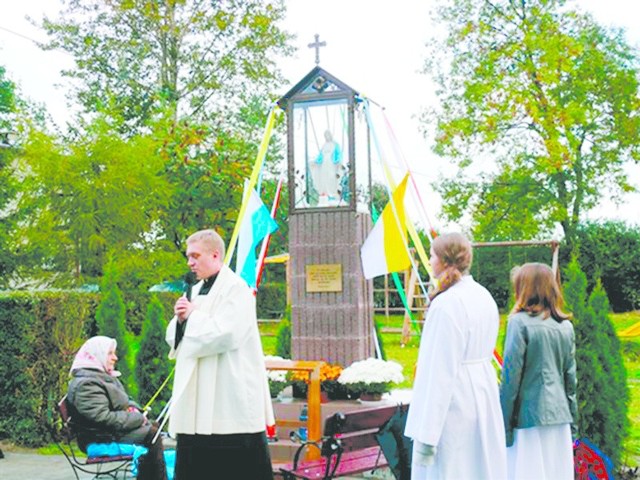 Kapliczkę poświęcił ksiądz Piotr Furman, który od początku  wspierał duchowo mieszkańców Widoku.