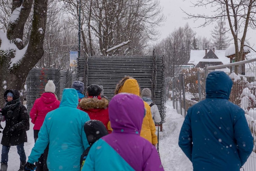 Zakopane przed sylwestrem. Śnieg, tłumy, korki i brak wody [ZDJĘCIA]