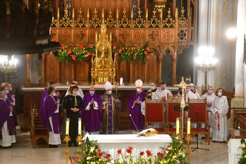 Parafianie pożegnali zmarłego księdza Edwarda Poniewierskiego, kanclerza Kurii Diecezji Radomskiej w Katedrze w Radomiu (ZDJĘCIA)