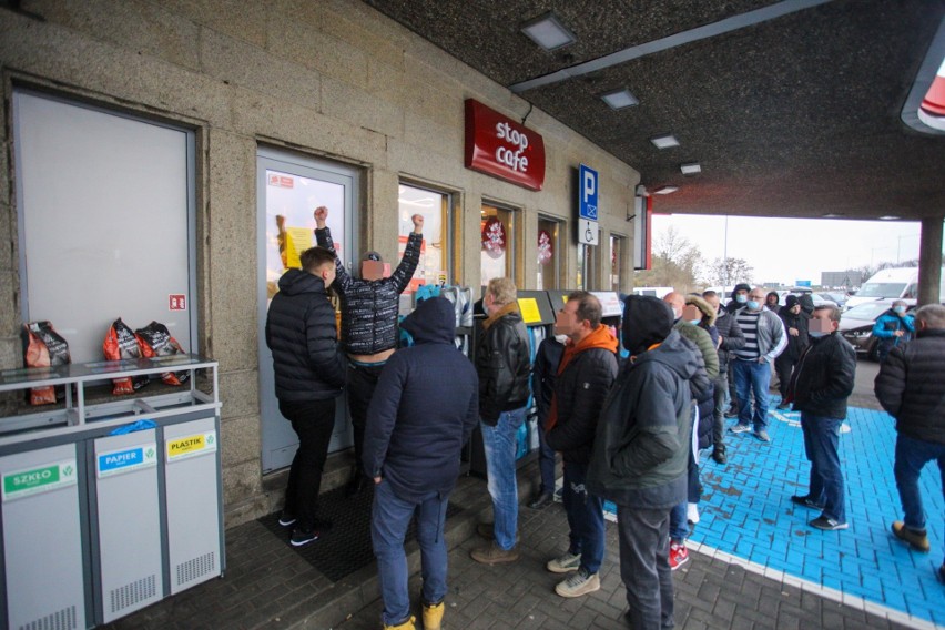 Kierowcy czekają w kolejkach po bilet na przejazd autostradą...