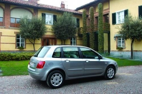 Fot. Fiat: Stilo napędzane benzynowym silnikiem 1,6 l/103 KM...