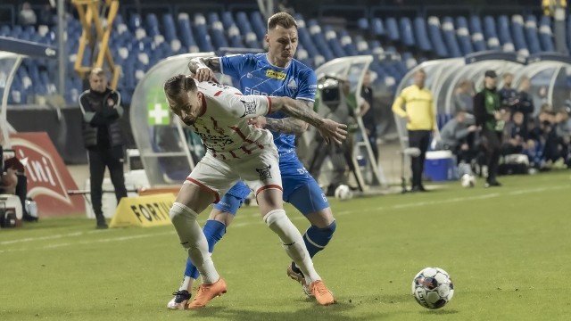 Damian Michalik (na niebiesko) w kolejnej rundzie strzela istotne gole dla Stali Rzeszów.