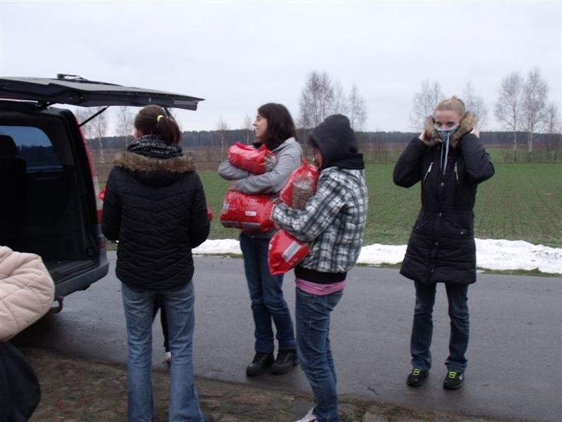 Uczniowie ZSZ nr 2 z wizytą w schronisku w Kruszewie