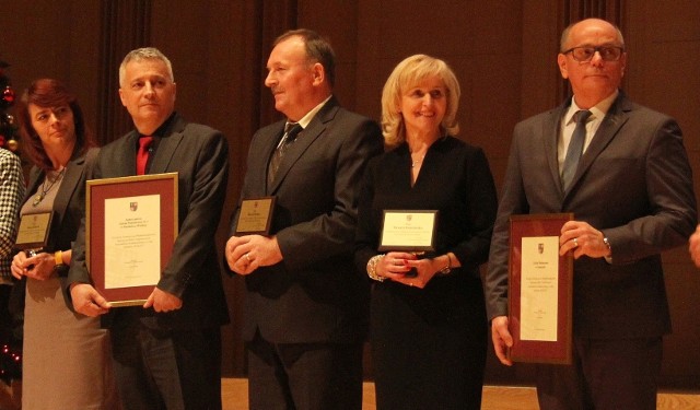 Wyróżnieni zostali dyrektor Samorządowej Szkoły Podstawowej numer 3 w Kazimierzy Wielkiej Robert Głogowiecki (czwarty z prawej) i nauczyciel wychowania fizycznego Marek Szmuc (trzeci z prawej).