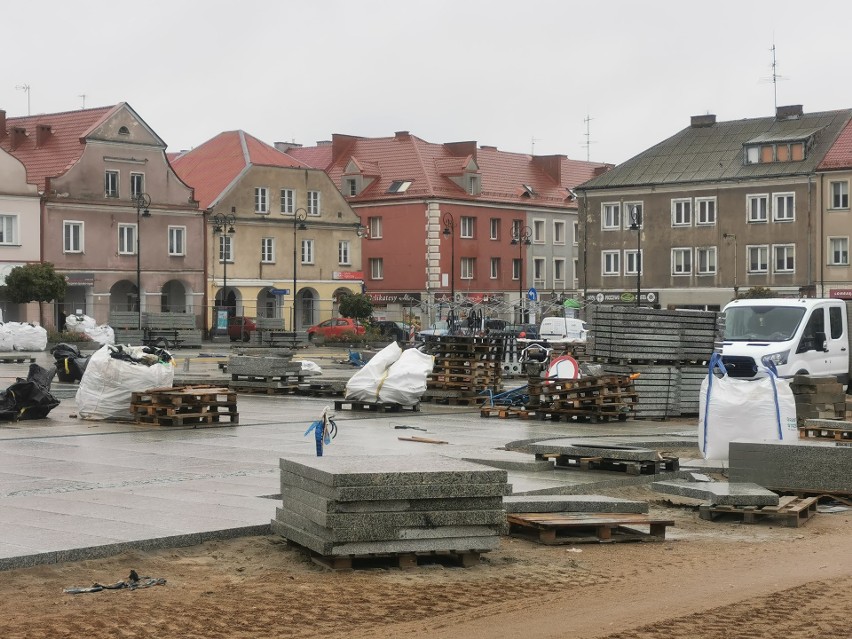 Stary Rynek w Łomży pozostanie wielkim placem budowy co najmniej do końca listopada. To już kolejna zmiana terminu. Koszty wzrosły o 3 mln 