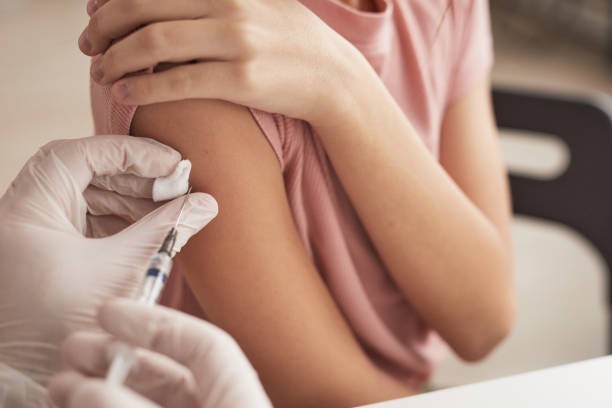 Ruszyły bezpłatne szczepienia przeciw grypie dla seniorów 65+