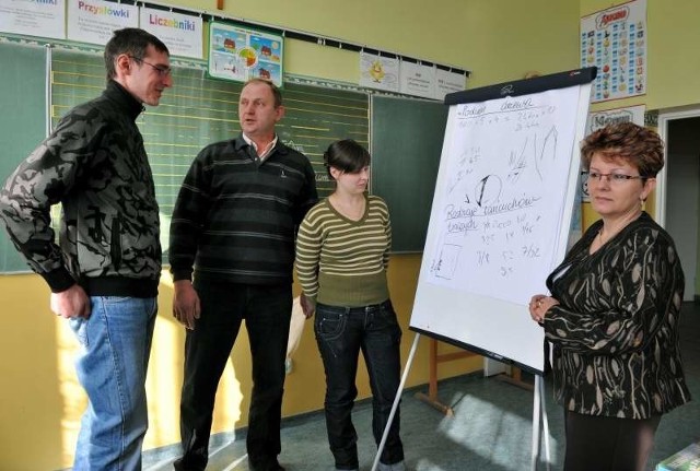 Katarzyna Rychła, Robert Dachwitz i Marek Piwecki wzięli udział w kursach przeprowadzonych w szkole w Podmoklach Małych kierowanej przez Elżbietę Ryczek