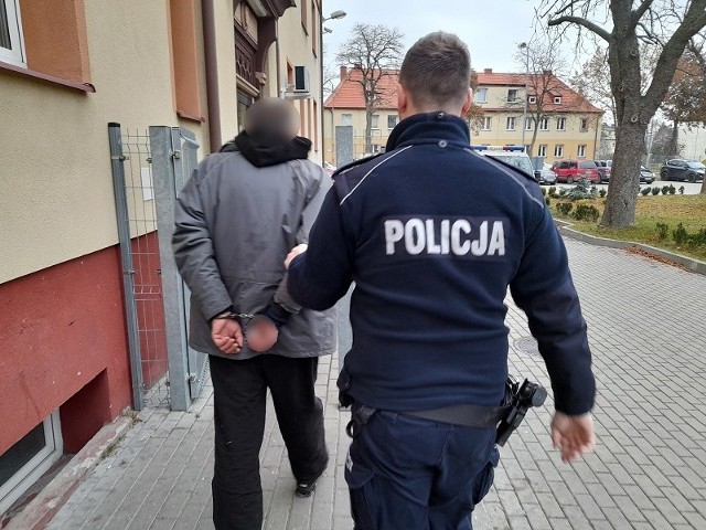 Sąd Rejonowy w Lęborku przychylił się do wniosku prokuratora o tymczasowe aresztowanie 43-letniego mężczyzny, który jest podejrzany o rozbój. Miał zaatakować i pobić 46-latka, gdy zobaczył, że ten ma w plecaku akcesoria erotyczne i damską bieliznę.
