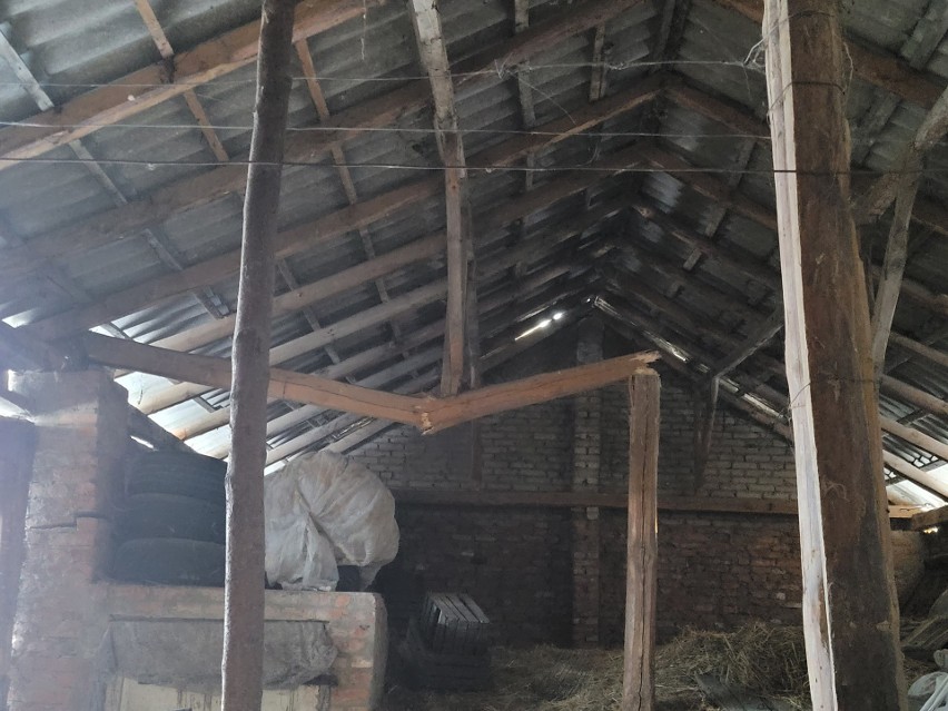 Naruszona konstrukcja dachu na stodole.