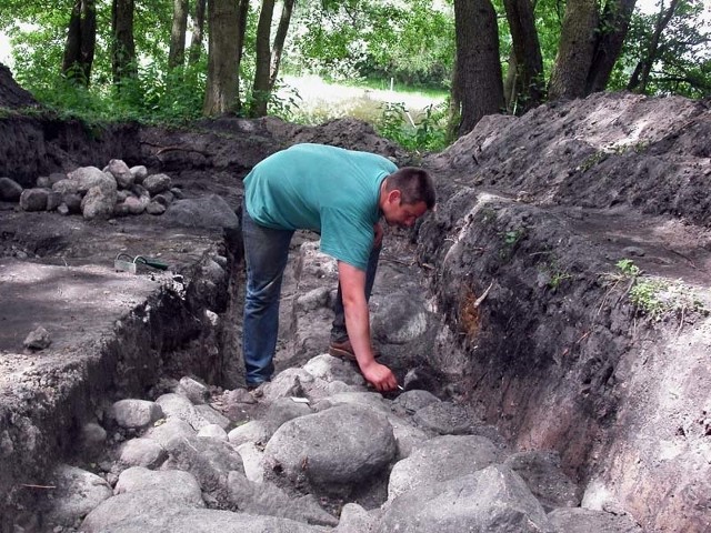 W XI wieku wyspa na jeziorze Zarańsko wyłożona była kostką granitową, przypominającą nieco dzisiejszy polbruk. W warstwie położonej kilkadziesiąt centymetrów niżej archeolodzy odkryli regularnie ułożone większe kamienie polne i przedmioty pochodzące z IX wieku. 