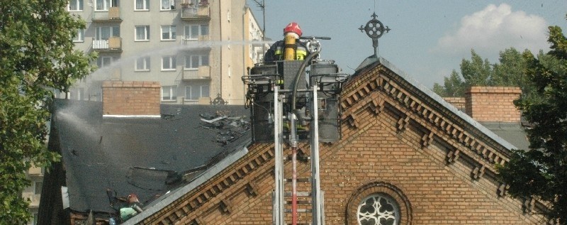 Zapalił się dach liceum. Żeby walczyć z ogniem, który co...