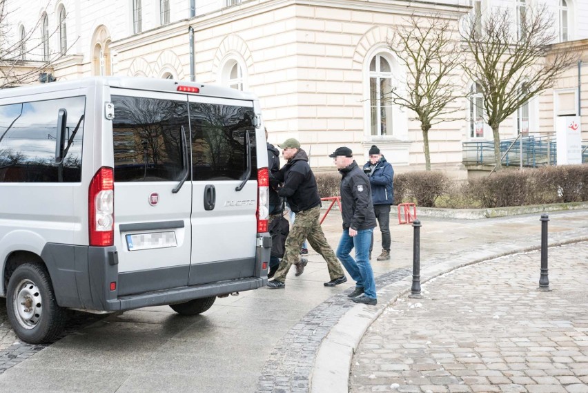 Kiedy mężczyzna podszedł na placyk obok parowozu, zatrzymali...