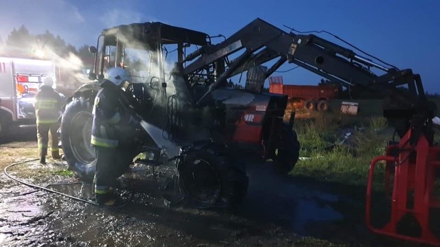 Strażacy zostali wezwani do pożaru ciągnika rolniczego w miejscowości Lakiele (powiat olecki). Zdarzenie miało miejsce w niedzielę przed godziną 20.