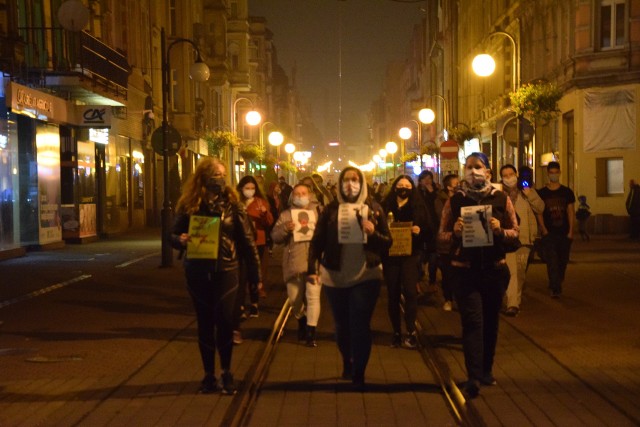 Spacer kobiet w Chorzowie, to protest przeciwko wyrokowi Trybunały Konstytucyjnemu.Zobacz kolejne zdjęcia/plansze. Przesuwaj zdjęcia w prawo - naciśnij strzałkę lub przycisk NASTĘPNE