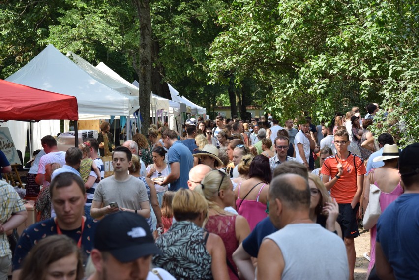 Wielki piknik w ogrodach Pałacu Branickich. Śniadanie...