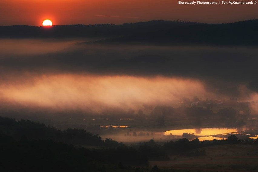 Bieszczady skąpane w promieniach podczas zachodu słońca.