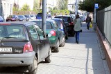 Ruchy miejskie chcą zakazać parkowania na chodnikach. Bo ten przepis wprowadzili komuniści w stanie wojennym