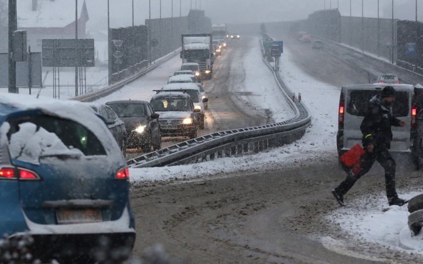 Trudne warunki na drogach panują w zachodniej części...