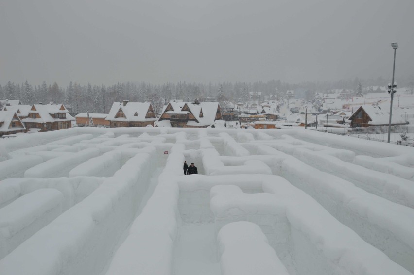 Zakopane. Zrobili gigantyczny śnieżny labirynt i śnieżny zamek [ZDJĘCIA, WIDEO]