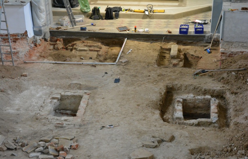 Sensacyjne odkrycie w bieckim klasztorze. Archeolodzy natrafili na nieznane dotychczas wejścia do krypt. To nie wszystko!