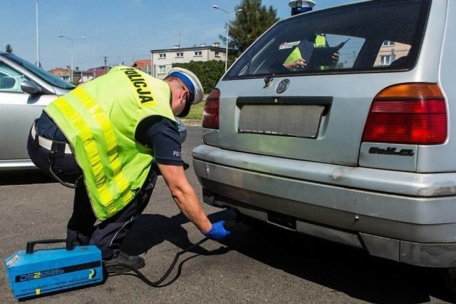 Policjanci kontrolują układy wydechowe samochodów