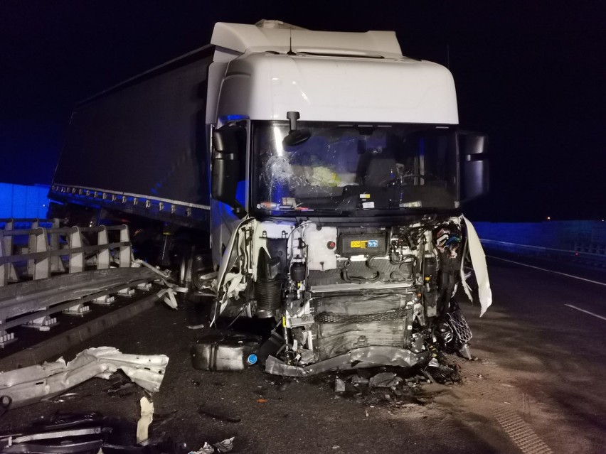 Poważny wypadek ciężarówki na autostradzie A1 w miejscowości Czerniewiczki. Trasa zablokowana