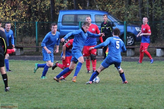 W meczu piłkarskiej A klasy Tłuchowia pokonała na wyjeździe Victorię Smólnik aż 5:1.Victoria - Tłuchowia 1:5 (0:1)Gole: Piotr Janowski (81) oraz  Patryk Kopyciński (37), Dariusz Grabski 2 (70, 78), Paweł Orszak (79), Arkadiusz Paszyński (85).