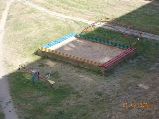 Nasza Czytelniczka liczy, że w końcu plac zabaw w sąsiedztwie jej domu stanie się atrakcyjny dla najmłodszych.